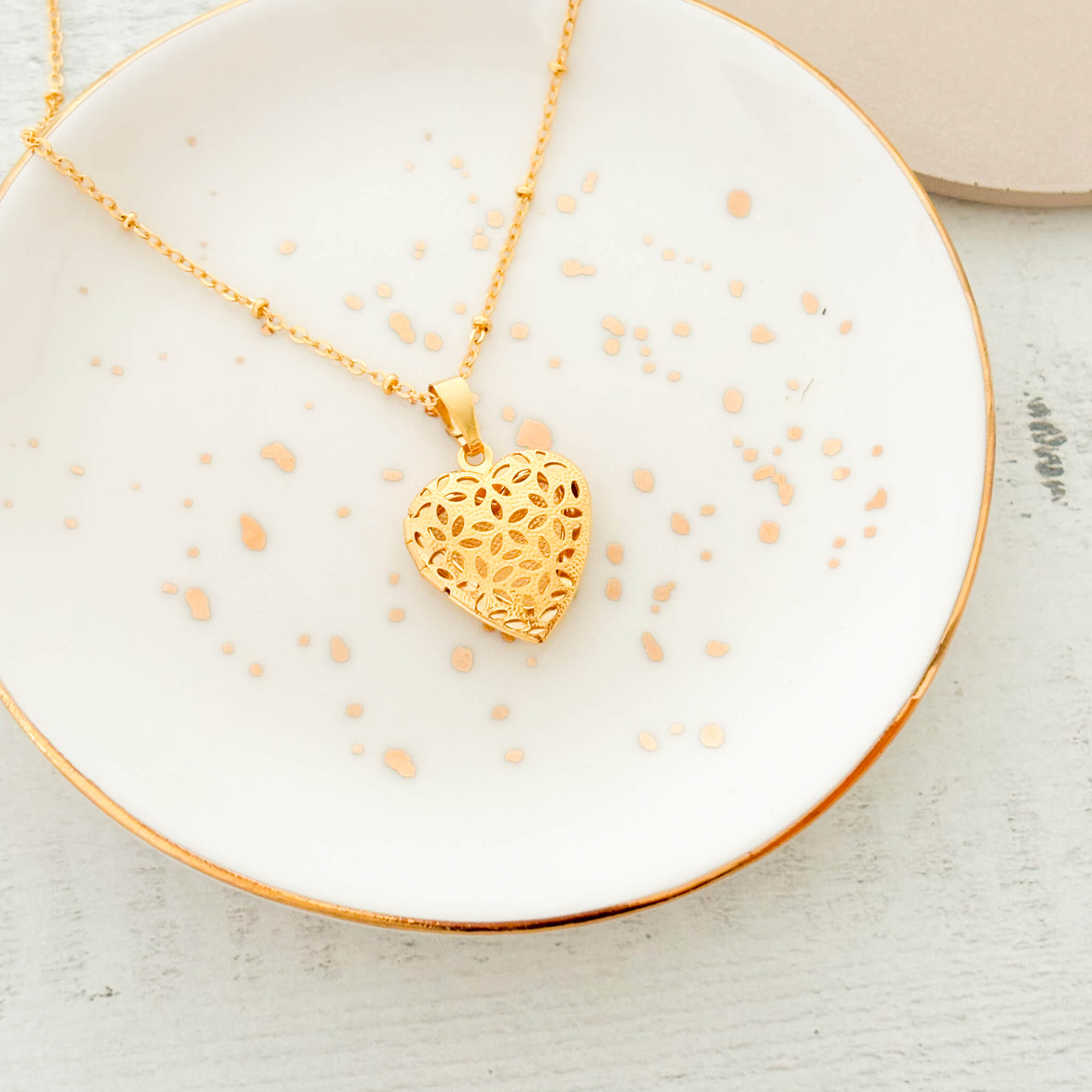 Cadena Relicario Corazón Pétalos