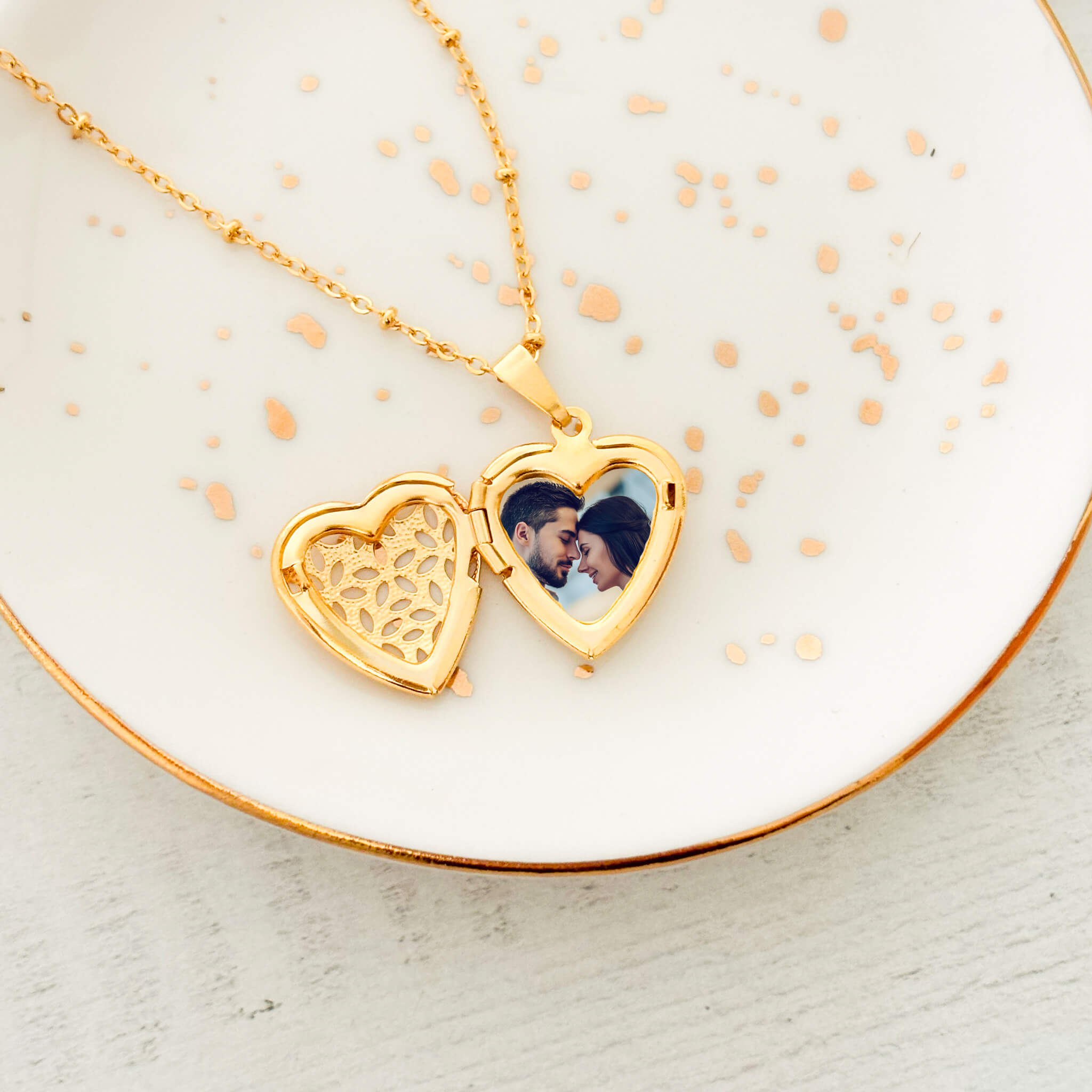 Cadena Relicario Corazón Pétalos