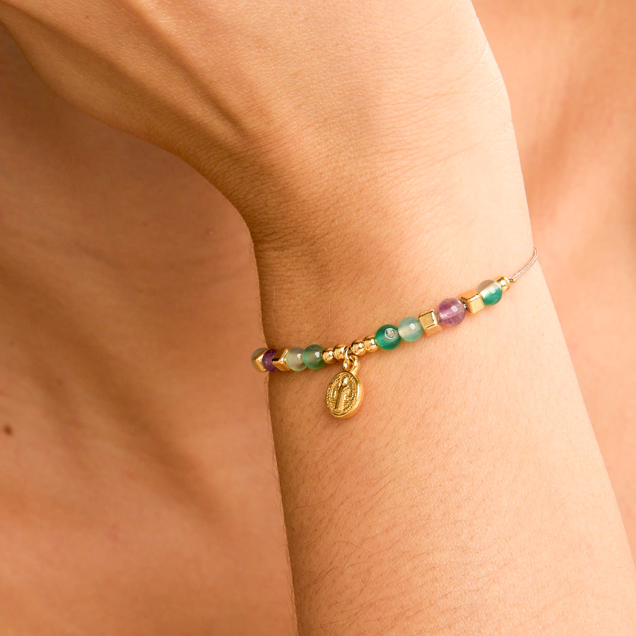 Pulsera San Benito Piedras Hilo Gris Con Significado