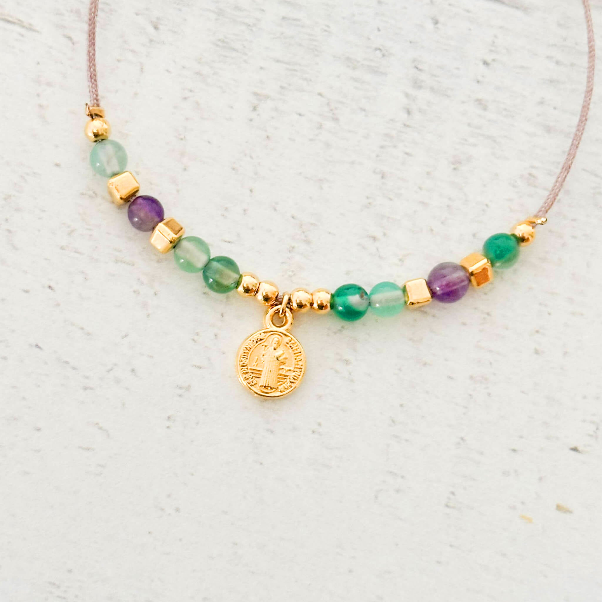Pulsera San Benito Piedras Hilo Gris Con Significado