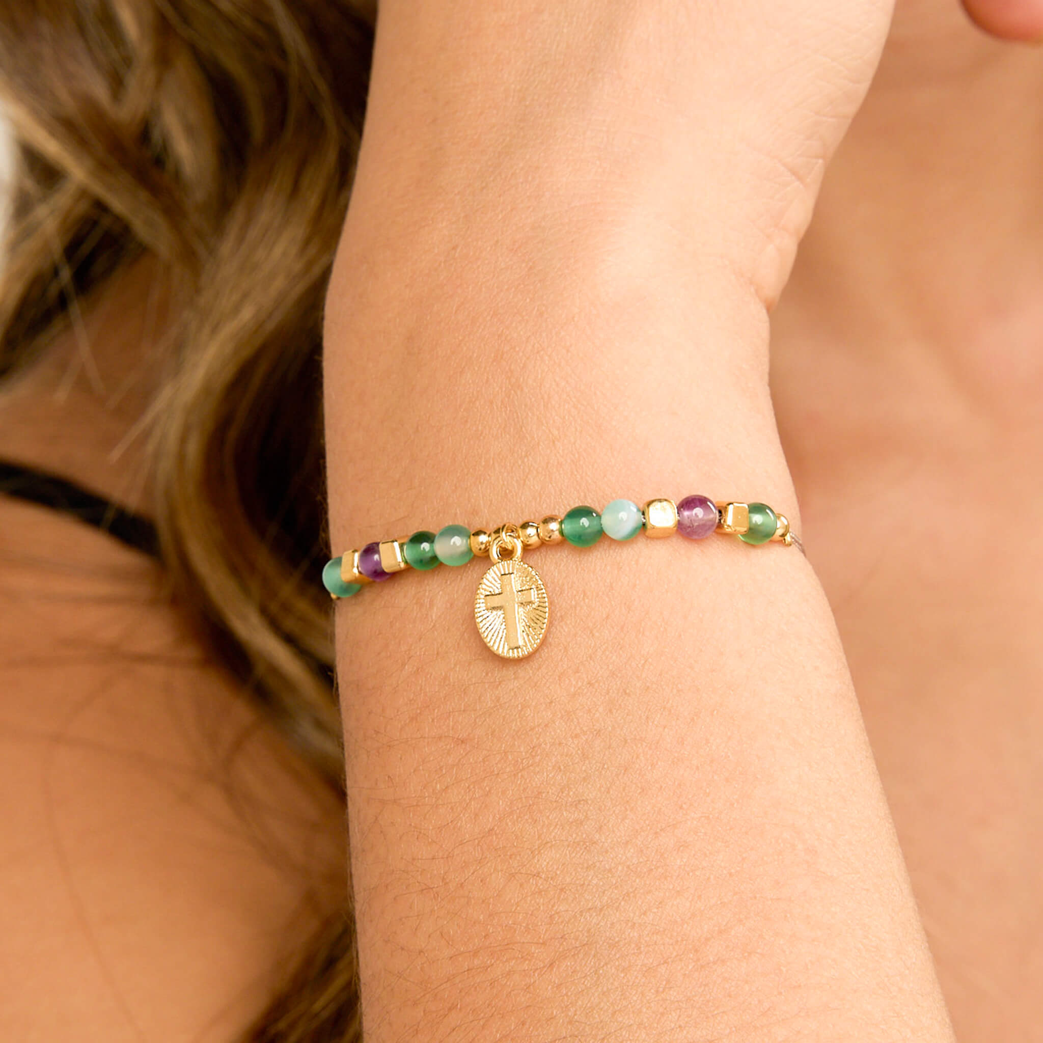 Pulsera Cruz Piedras Hilo Gris Con Significado