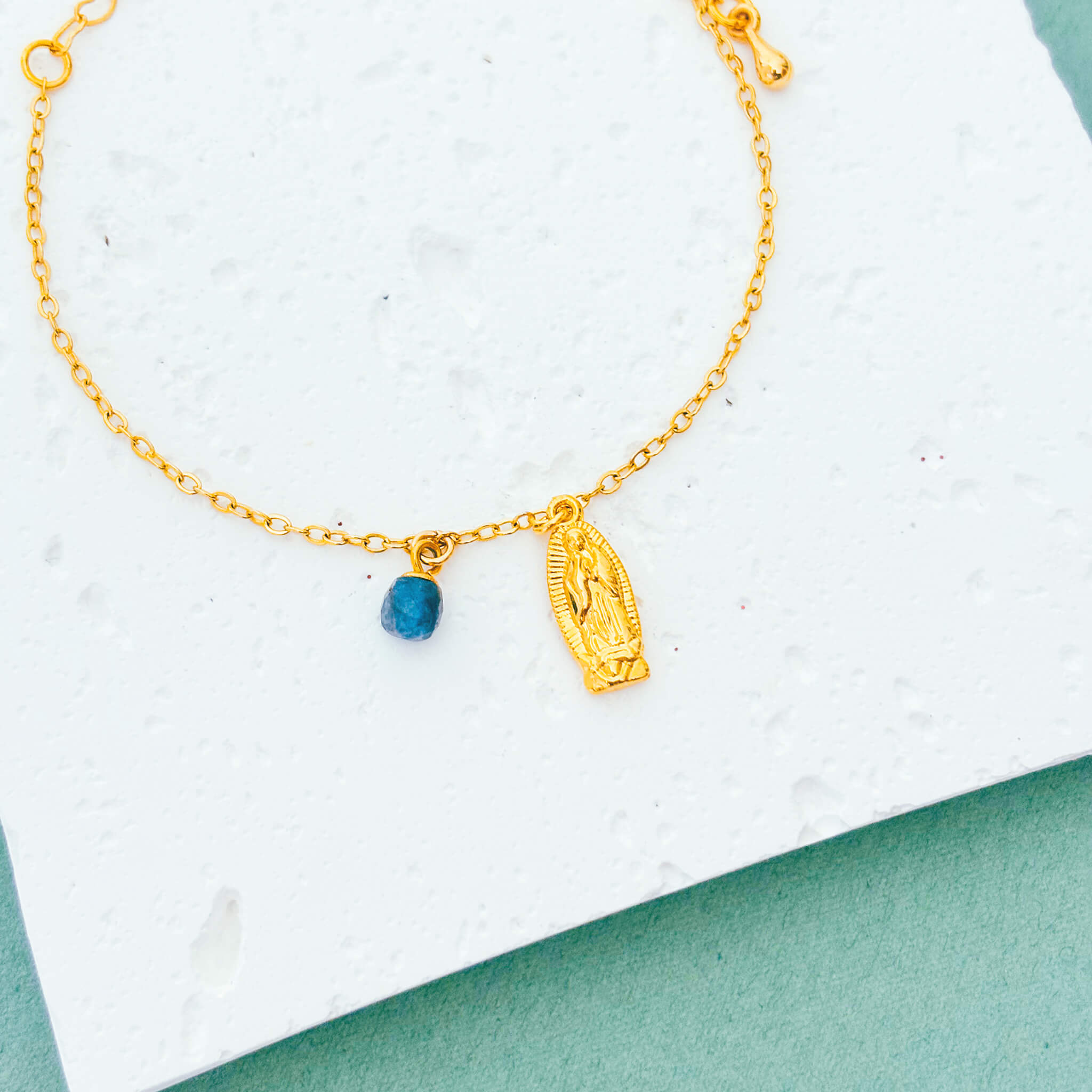 Pulsera Virgencita de Guadalupe Cristal Apatito Azul con Broche