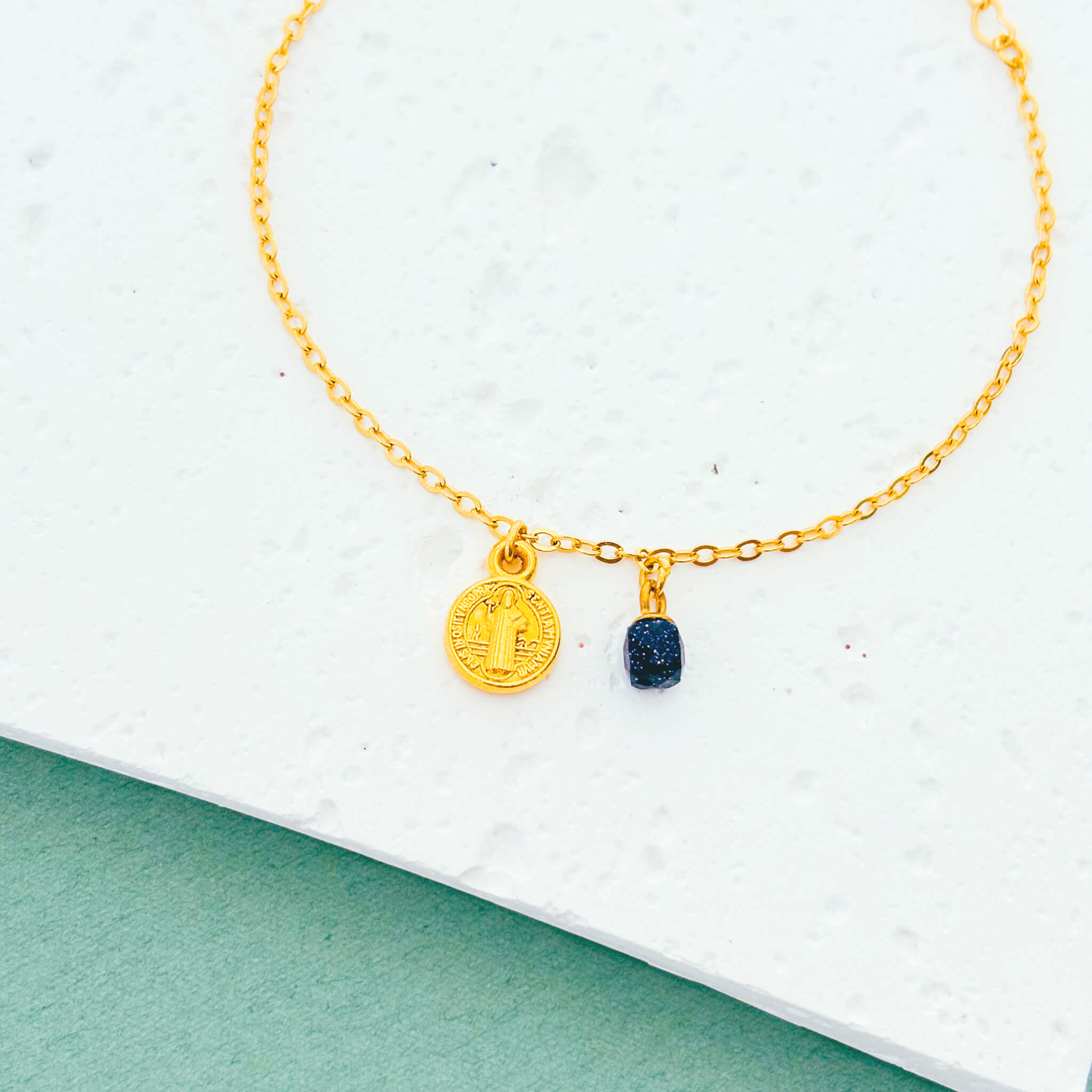 Pulsera San Benito Cristal Lluvia de Plata con Broche