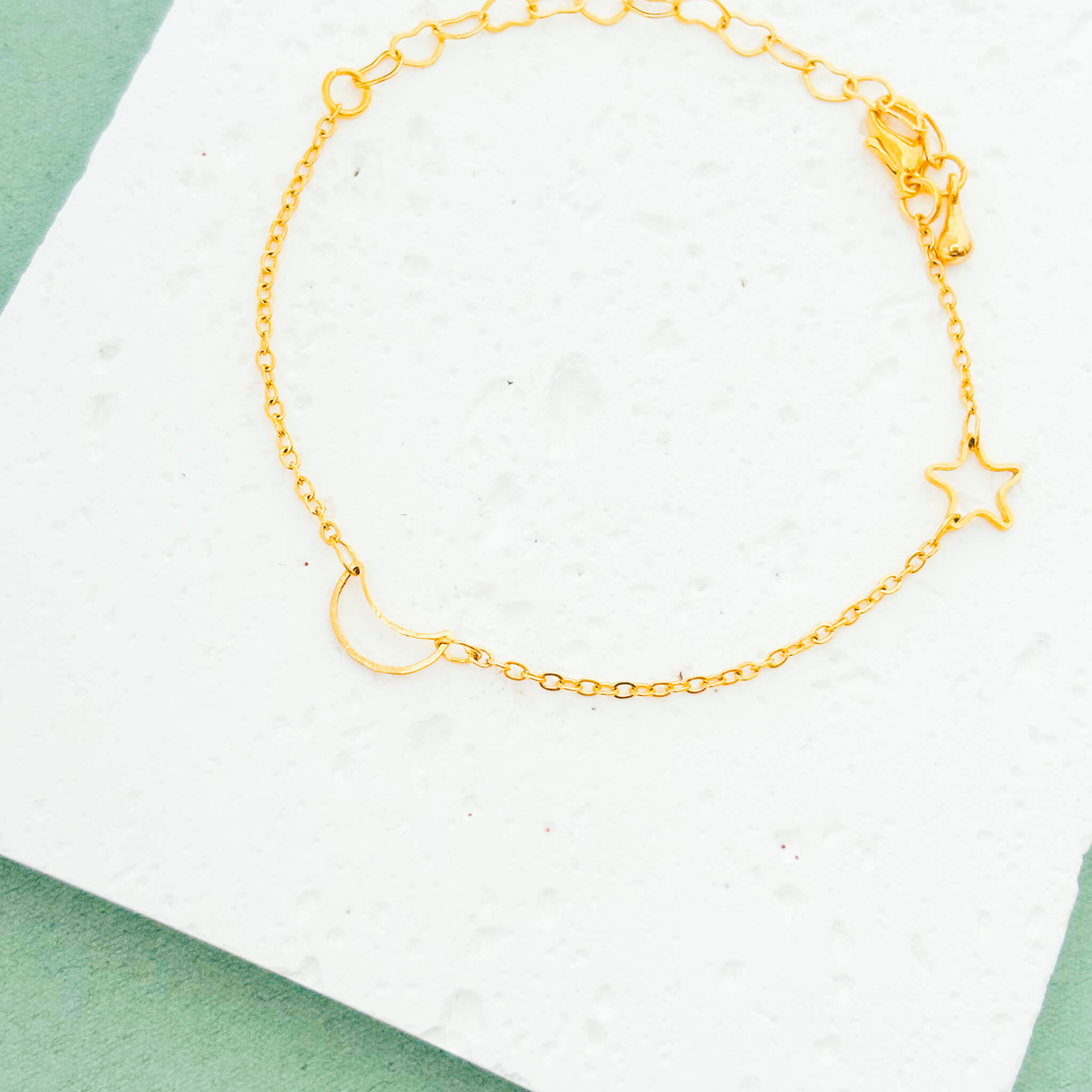 Pulsera Luna y Estrella con Broche