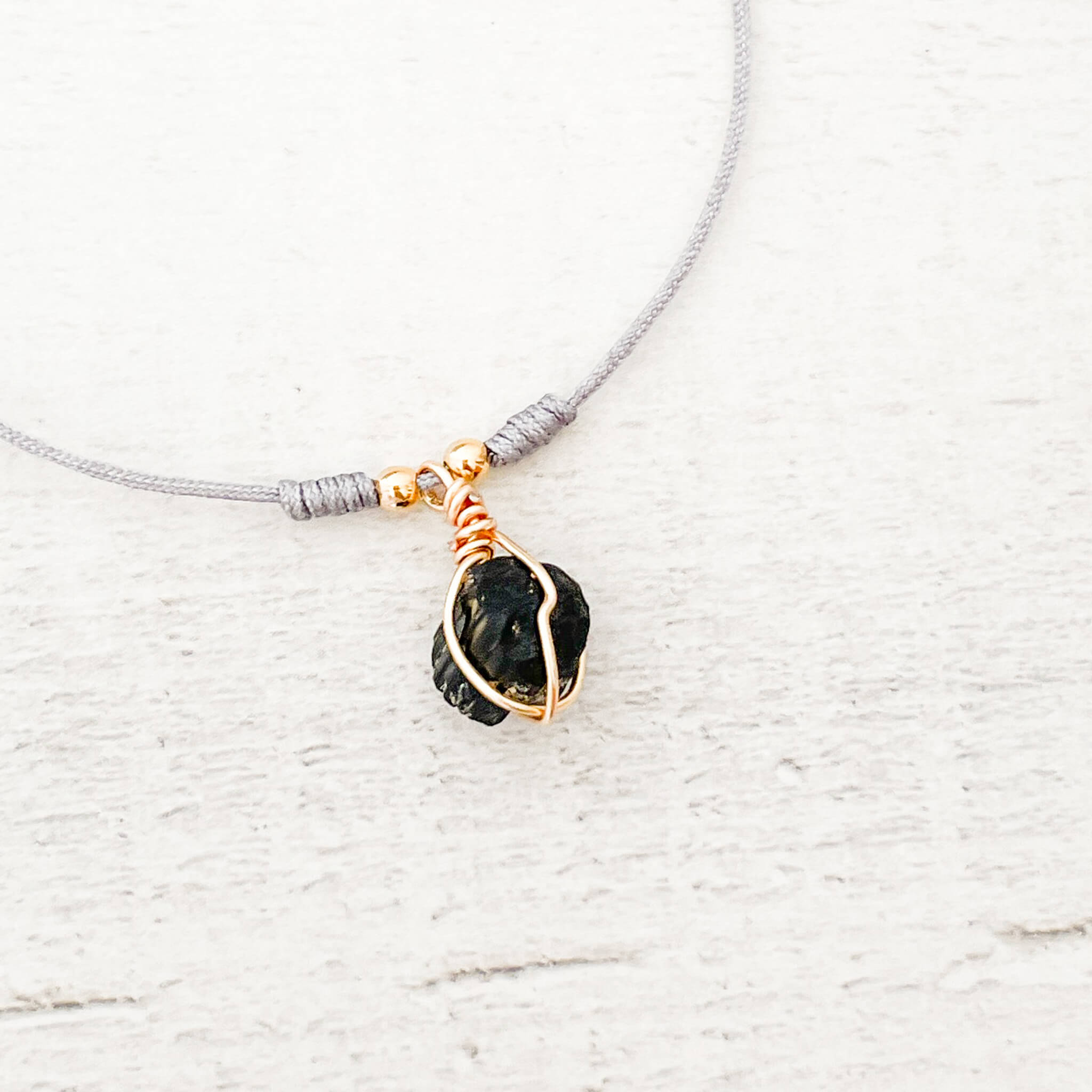 Pulsera Turmalina Negra Hilo Gris
