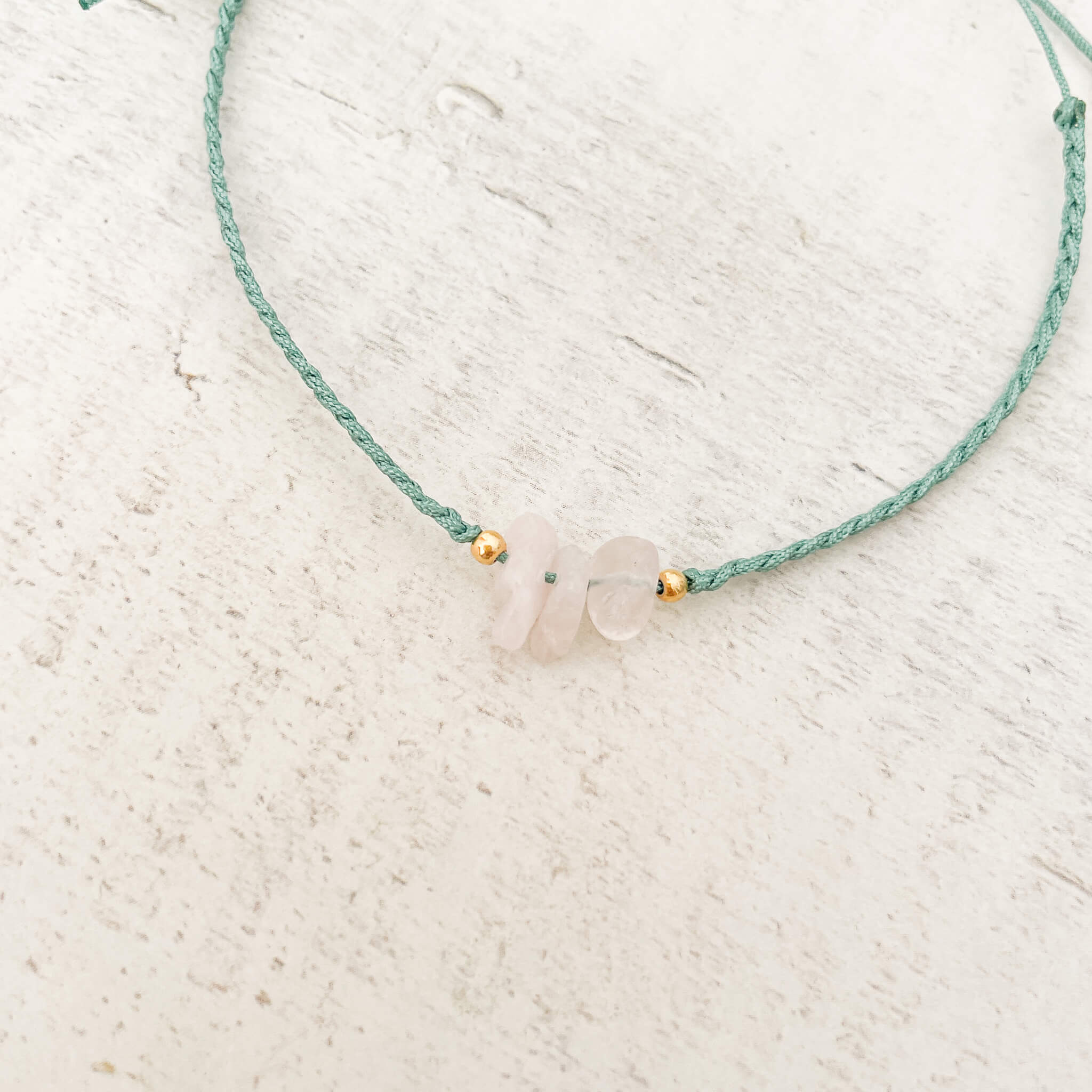 Tobillera Cuarzo Rosado Hilo Verde Trenza