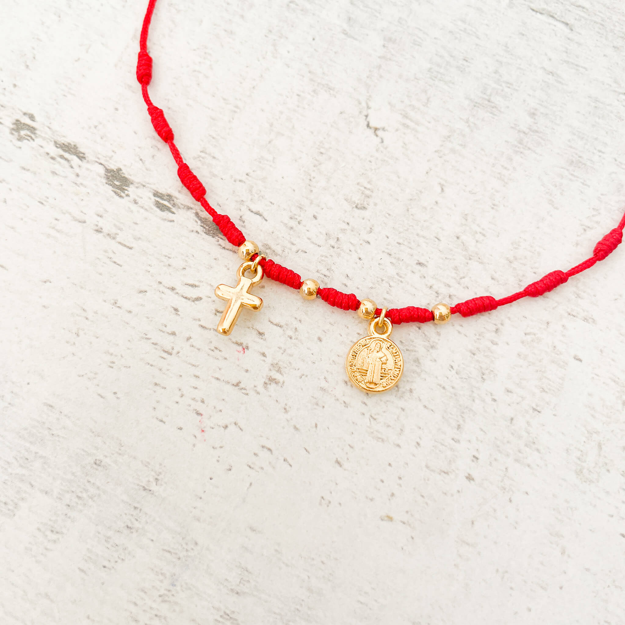 Tobillera Cruz San Benito Hilo Rojo